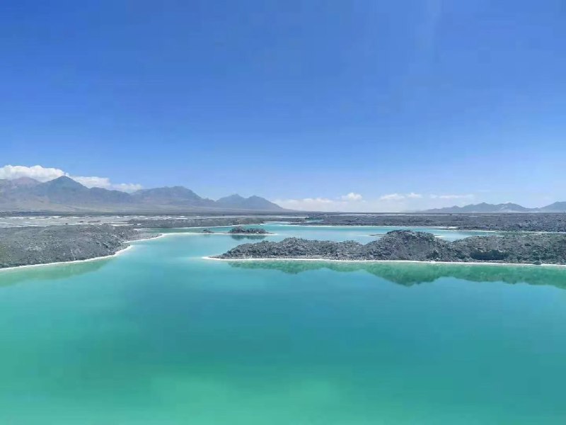 读了费曼物理学讲义，我觉得博主写的太复杂了我跟费曼学习的这5年，就下面这个方法最有效，也很容易执行：1. 建立连接：读大量的书，读大量的书，知识才扎实，才会在脑袋里形成足够的连接和想象力，费曼最牛逼的是类比想象力2. 加深记忆：每本书的关键部分我都会拍照OCR或者手抄，读第一遍是了解的过程，抄第二遍核心是懂得的过程3. 以讲代学：我喜欢懂得一个知识以后，公开通过博客或者社交媒体分享我的感悟，分享的这一步才是最重要的，分享就需要你重新按照自己的语言去重新组织，去向陌生人讲解深刻的道理，当你可以用类比的白话再讲解一遍后，那就是融会贯通、顿悟的时刻这就是我从费曼身上学习到最简单也是最有效的学习方法配图是青海大环线的翡翠湖@