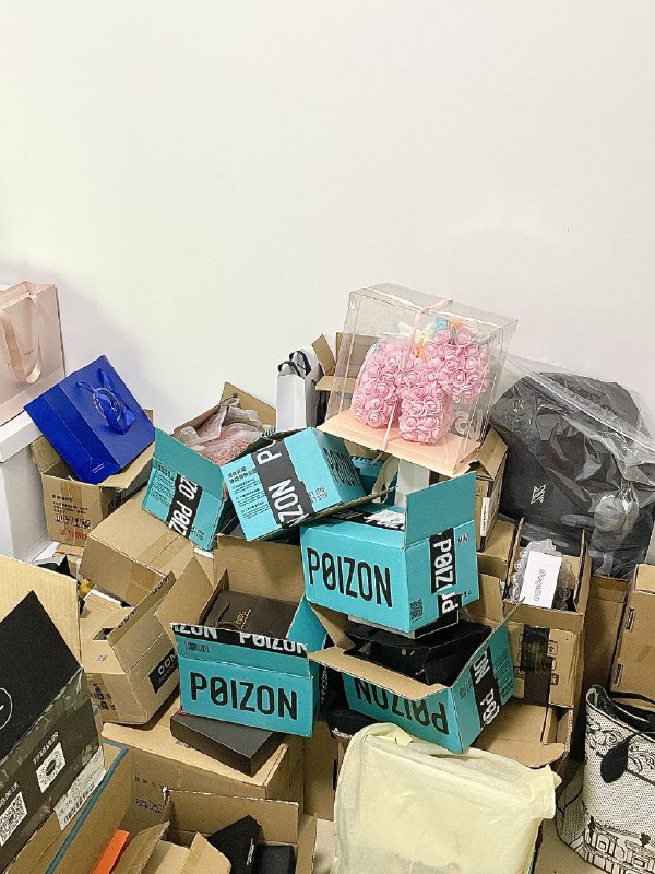 #运营拉老婆做自媒体，一个月干了五位数不开玩笑！女生做自媒体真的比男生做要好太太太多了！！我之前做过穿搭、家居和好物分享，但都是偏向男生，都没有很理想，真的太难了但是女生做账号，可以做穿搭、好物分享、护肤和美妆等方向，即使没什么特长，也可以做女性成长比如最近很多人做的日常vlog，既能直接走商品合作带货，又可以走蒲公英接广，vlog中出现的穿搭、家电、家居用品等等都可以接合作，有露脸的还可以接些护肤和化妆品，真的很香我老婆是做好物分享，平时都是图文和视频开箱，接到很多商单，一个小书房的角落堆满的全是近期合作的产品其实也不用觉得做自媒体很难，分享几个超适合女生做的自媒体赛道：1、家居博主拍摄家里环境，可以拍图文或者vlog可参考定位：租房改造、卧室布置、书桌好物、装修分享、家居好物等2、穿搭博主分享日常穿搭，对镜拍摄或者摆拍服装可参考定位：小个子穿搭、约会穿搭、通勤穿搭3、知识博主分享专业知识、行业干货、读书笔记等干货内容可参考定位：读书博主、个人/女性成长、行业干货等4、好物分享博主分享生活好物类型，图文或者第一视角拍摄开箱视频可参考定位：好物种草分享、好物测评、好物体验等5、美食博主网购零食分享，自制美食分享，可以拍摄图文或者第一视角视频可参考定位：零食分享、零食测评、美食自制、跟着博主做美食等6、美妆博主众所周知美妆赛道卷到不行，所以正常方式做美妆博主已经很难吸引用户注意了，但是吸粉赛道依然有机会可参考定位：口红试色、反差化妆、美甲分享#运营拉老婆做自媒体，一个月干了五位数不开玩笑！女生做自媒体真的比男生做要好太太太多了！！我之前做过穿搭、家居和好物分享，但都是偏向男生，都没有很理想，真的太难了但是女生做账号，可以做穿搭、好物分享、护肤和美妆等方向，即使没什么特长，也可以做女性成长比如最近很多人做的日常vlog，既能直接走商品合作带货，又可以走蒲公英接广，vlog中出现的穿搭、家电、家居用品等等都可以接合作，有露脸的还可以接些护肤和化妆品，真的很香我老婆是做好物分享，平时都是图文和视频开箱，接到很多商单，一个小书房的角落堆满的全是近期合作的产品其实也不用觉得做自媒体很难，分享几个超适合女生做的自媒体赛道：1、家居博主拍摄家里环境，可以拍图文或者vlog可参考定位：租房改造、卧室布置、书桌好物、装修分享、家居好物等2、穿搭博主分享日常穿搭，对镜拍摄或者摆拍服装可参考定位：小个子穿搭、约会穿搭、通勤穿搭3、知识博主分享专业知识、行业干货、读书笔记等干货内容可参考定位：读书博主、个人/女性成长、行业干货等4、好物分享博主分享生活好物类型，图文或者第一视角拍摄开箱视频可参考定位：好物种草分享、好物测评、好物体验等5、美食博主网购零食分享，自制美食分享，可以拍摄图文或者第一视角视频可参考定位：零食分享、零食测评、美食自制、跟着博主做美食等6、美妆博主众所周知美妆赛道卷到不行，所以正常方式做美妆博主已经很难吸引用户注意了，但是吸粉赛道依然有机会可参考定位：口红试色、反差化妆、美甲分享