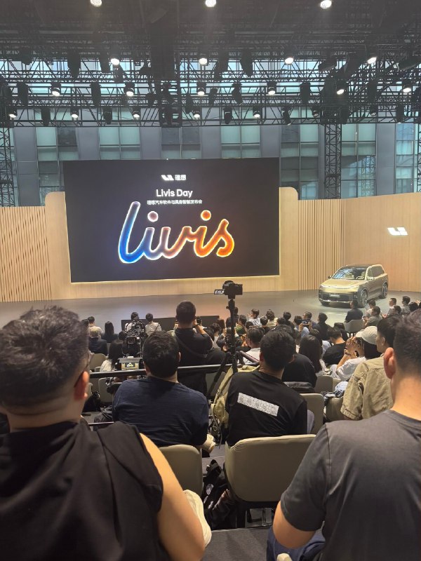 第一次参加车企的发布会结束后和理想汽车高级副总裁范皓宇面基真的是我特别喜欢的一枚古典产品经理我问他做Agent最难的是什么他说找用户场景听他特别激情澎湃的介绍探索的经验我自己都兴奋了起来最近在想我特么天天做的都是什么毛线内容哦准备好好调整了！对了，偶遇大聪明一起吐槽了些很好玩的事情😄第一次参加车企的发布会结束后和理想汽车高级副总裁范皓宇面基真的是我特别喜欢的一枚古典产品经理我问他做Agent最难的是什么他说找用户场景听他特别激情澎湃的介绍探索的经验我自己都兴奋了起来最近在想我特么天天做的都是什么毛线内容哦准备好好调整了！对了，偶遇大聪明一起吐槽了些很好玩的事情😄