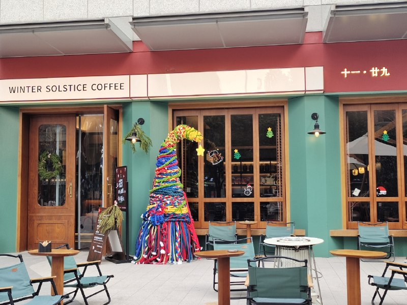 #出海运营秘籍👉@yunying23今天去和在群响认识的一个抖音带货博主见面帮她梳理现在的业务卡点她一直以一人公司的形式做短视频带货博主已经达到了一个非常高的规模在这基础上想要突破层级就要切入直播带货，所以必须要有团队她在几个选项里纠结：是接受朋友的投资，分出股权、合伙开公司还是自己当老板组建团队，亲自招人又或者是签约MCN她的问题也是很多达人会遇到的问题：怎么组团队她自己作为达人招人培养人对自己的精力消耗实在是太大而且试错成本高草台班子的概率非常非常大尤其是在编导、选品这样的关键岗位上很难找到满足她要求的人我给她的建议是：1. 先从自己能深度信任的朋友里选择看看是否有聊得来的人能作为你的操盘手一起尝试搭一个团队把事情做起来给彼此三个月、半年的试错期先把事情落地，看看能不能成不要着急一上来去谈公司、选场地、分股权太重、太复杂了2. MCN的优势在于能给达人迅速匹配成熟的团队这是达人自己单打独斗很难实现的如果她能接受和MCN合作那就要集中、密集地和多个MCN见面各自深入了解比对它们的待遇、合同、优势多几个选项才能做出最有利于自己的选择3.至于自己组建团队我身边有几个成熟的达人做得很好但是这样的例子太过稀少我建议她如果想尝试自己搭团队一定先从轻量化的模式开始启动别想着一上来搞个公司招四五个人最核心的就是两个角色有网感的拍剪、会干活执行的运营这2个人力就能cover掉80%的业务相当于一辆车装上了轮子马力不一定足，但至少先跑起来达人搭团队确实不容易身边好的案例凤毛麟角但是少数的做得好的团队确实帮达人放大了不少业绩突破了收入层级也确实是一门学问#出海运营秘籍👉@yunying23今天去和在群响认识的一个抖音带货博主见面帮她梳理现在的业务卡点她一直以一人公司的形式做短视频带货博主已经达到了一个非常高的规模在这基础上想要突破层级就要切入直播带货，所以必须要有团队她在几个选项里纠结：是接受朋友的投资，分出股权、合伙开公司还是自己当老板组建团队，亲自招人又或者是签约MCN她的问题也是很多达人会遇到的问题：怎么组团队她自己作为达人招人培养人对自己的精力消耗实在是太大而且试错成本高草台班子的概率非常非常大尤其是在编导、选品这样的关键岗位上很难找到满足她要求的人我给她的建议是：1. 先从自己能深度信任的朋友里选择看看是否有聊得来的人能作为你的操盘手一起尝试搭一个团队把事情做起来给彼此三个月、半年的试错期先把事情落地，看看能不能成不要着急一上来去谈公司、选场地、分股权太重、太复杂了2. MCN的优势在于能给达人迅速匹配成熟的团队这是达人自己单打独斗很难实现的如果她能接受和MCN合作那就要集中、密集地和多个MCN见面各自深入了解比对它们的待遇、合同、优势多几个选项才能做出最有利于自己的选择3.至于自己组建团队我身边有几个成熟的达人做得很好但是这样的例子太过稀少我建议她如果想尝试自己搭团队一定先从轻量化的模式开始启动别想着一上来搞个公司招四五个人最核心的就是两个角色有网感的拍剪、会干活执行的运营这2个人力就能cover掉80%的业务相当于一辆车装上了轮子马力不一定足，但至少先跑起来达人搭团队确实不容易身边好的案例凤毛麟角但是少数的做得好的团队确实帮达人放大了不少业绩突破了收入层级也确实是一门学问