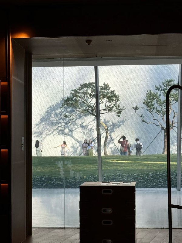 去了那个号称中国kickstarter合作的创新旗舰店看，结果全是成熟电子消费品，类zpilot，rokid的唤起词巨烂，一家早期公司的东西都没有🤥 （p6是最近吃到最好吃的东西了，干杯的熟松露酱生牛肉）去了那个号称中国kickstarter合作的创新旗舰店看，结果全是成熟电子消费品，类zpilot，rokid的唤起词巨烂，一家早期公司的东西都没有🤥 （p6是最近吃到最好吃的东西了，干杯的熟松露酱生牛肉）