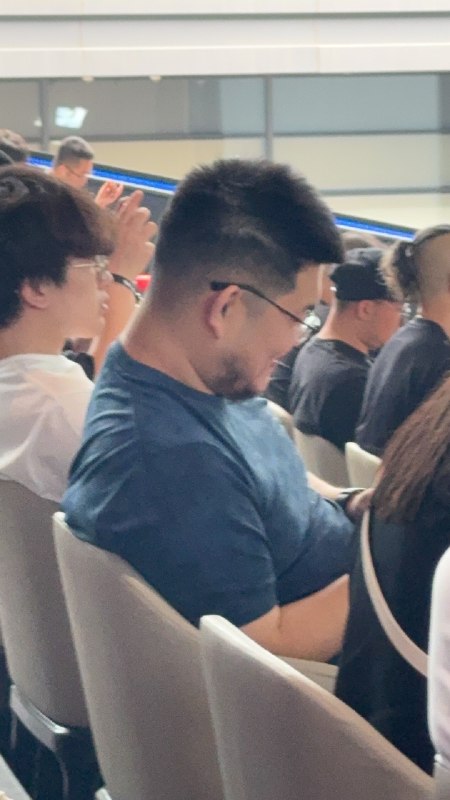 第一次参加车企的发布会结束后和理想汽车高级副总裁范皓宇面基真的是我特别喜欢的一枚古典产品经理我问他做Agent最难的是什么他说找用户场景听他特别激情澎湃的介绍探索的经验我自己都兴奋了起来最近在想我特么天天做的都是什么毛线内容哦准备好好调整了！对了，偶遇大聪明一起吐槽了些很好玩的事情😄第一次参加车企的发布会结束后和理想汽车高级副总裁范皓宇面基真的是我特别喜欢的一枚古典产品经理我问他做Agent最难的是什么他说找用户场景听他特别激情澎湃的介绍探索的经验我自己都兴奋了起来最近在想我特么天天做的都是什么毛线内容哦准备好好调整了！对了，偶遇大聪明一起吐槽了些很好玩的事情😄