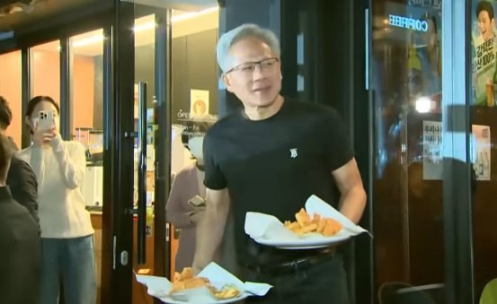 黄仁勋真是入乡随俗，在韩国与三星老板李在镕、现代汽车老板郑义宣一起喝啤酒吃炸鸡，在中国台湾就和台积电CEO魏哲家一起吃牛肉火锅