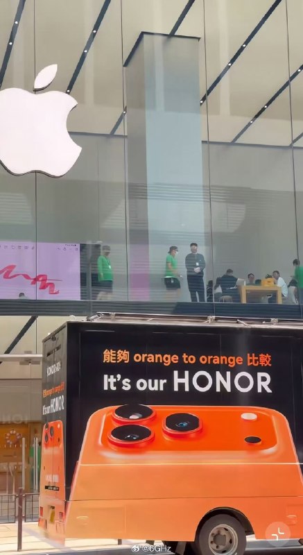 大型商战，荣耀在香港Apple Store放了一辆车当移动的广告牌