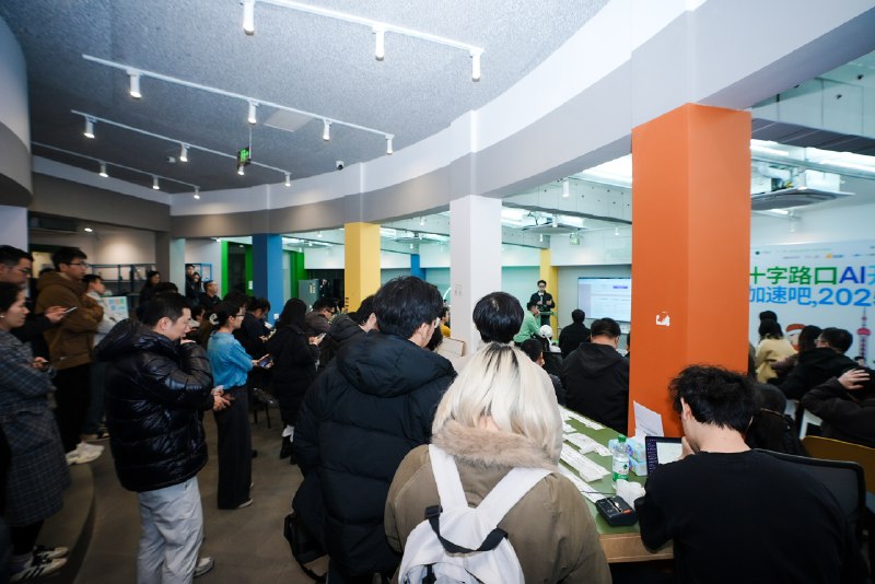十字路口·AI开放麦，年底再全国巡回一圈后，今天回到上海