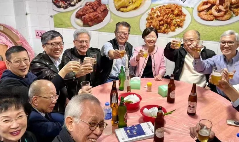 昨天英伟达 CEO 黄仁勋接受香港科大荣誉博士称号，然后跟香港财政司司长 陈茂波用餐，去的是大排档爱文生，人均 100港币🤒