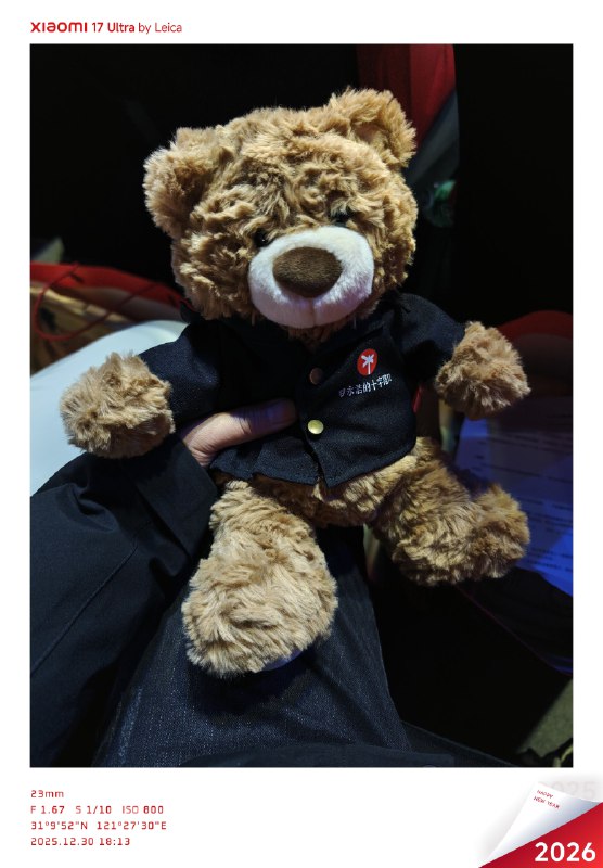 罗永浩弄了这么大一盒伴手礼…今天是「十字路口」2025年度科技创新分享大会，老罗有一个知名规矩是没有车马费，也不包机酒，今天在会场碰到了好多头部自媒体朋友，都挺好奇这位脱口秀英语老师的年度表演，自掏腰包来的