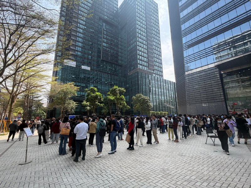 腾大楼下lighthouse的安装排了长队难以想象如此多的人腾大楼下lighthouse的安装排了长队难以想象如此多的人