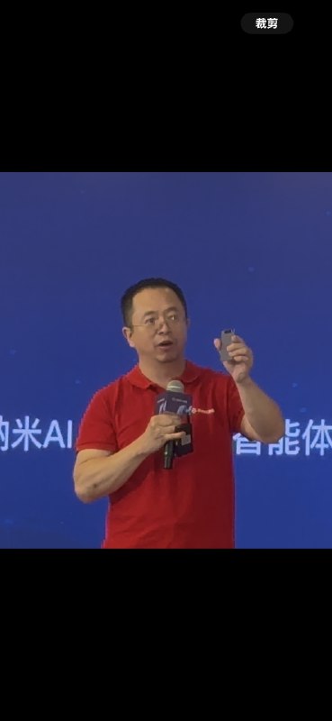 nb，360居然做了Ai硬件！！纳米AI note！！官方定位是「你的全能会议助理」，瞄得准职场人士/媒体痛点官方宣称待机60天这是什么概念？出差、外出开会忘充电也不慌更狠的是，连续录音30小时一天录N场会都不怕断电，全天会议它给你兜底双麦克风阵列 + 骨传导麦克风双麦定向收音保证清晰度骨传导直接贴设备上通话也能高质量内录这解决的是手机通话会议的录音痛点以后再也不用担心电话会议没录全了完美覆盖线上线下各种沟通场景