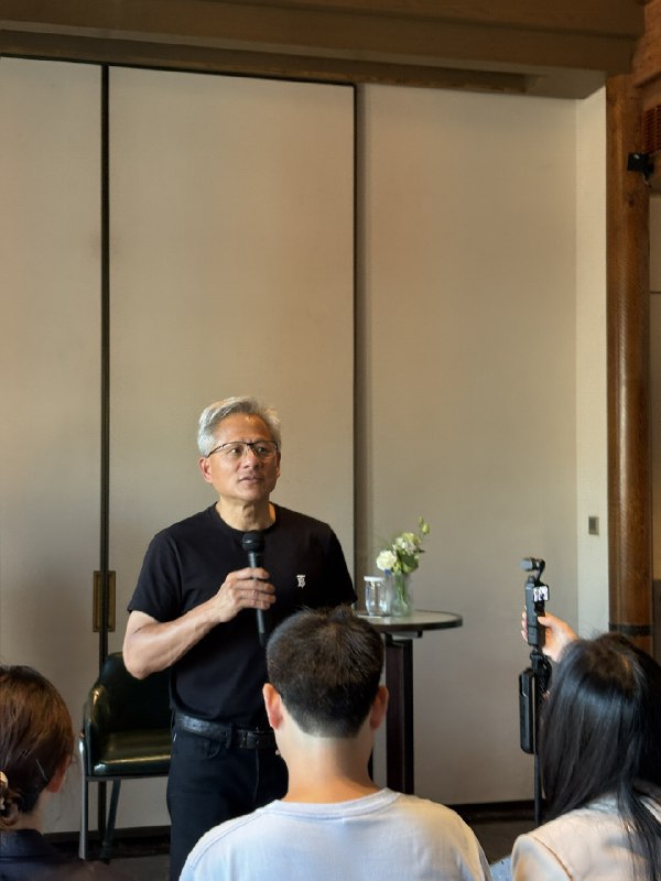结束采访了，差不多两个小时，讲了很多中美，ai发展，各种各样的问题都回答了