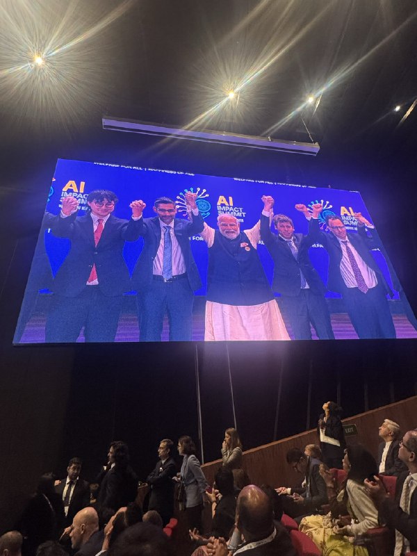 哈哈哈哈！这应该是OpenAI和Anthropic第一次线下公开的矛盾吧？甚至连握手都不愿意🤝这发生在昨天的印度人工智能影响力峰会上在最后合影的时候，台上众人里只有Sam和Dario没有握手我一开始以为是AI图，然后我去找了找更多的图，发现确实没有握手🤣你俩咋跟小孩一样，拍照握手都不愿意看看旁边的Alexander Wang和Pichai，人家多给莫迪老仙面子啊😂哈哈哈哈！这应该是OpenAI和Anthropic第一次线下公开的矛盾吧？甚至连握手都不愿意🤝这发生在昨天的印度人工智能影响力峰会上在最后合影的时候，台上众人里只有Sam和Dario没有握手我一开始以为是AI图，然后我去找了找更多的图，发现确实没有握手🤣你俩咋跟小孩一样，拍照握手都不愿意看看旁边的Alexander Wang和Pichai，人家多给莫迪老仙面子啊😂