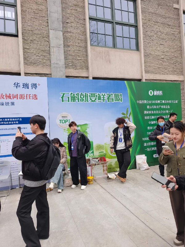 #出海运营秘籍👉@yunying23今天去跑了视频号的一个选品展会很多达人现场开播也感受到了高能量的活力刚好前天和另一个做视频号的商家聊过视频号的达人拓展和别的平台不一样靠微信小店后台去建联达人商务的效率很低效果微乎其微在视频号要建联到达人是需要费一些功夫的更高效的方式还是要靠更进一层的递进关系做背书因为视频号达人普遍佛系而且在各个类目上，一旦合作了一个品牌往往会长期合作所以选品需求不饱和想要更有效的商务建联，可以用的几种方法1. 线下展会直接接触建联2. 熟悉的朋友和品牌方直接拉群介绍，或者去公司上门拜访、饭局认识3. 商务圈子/服务商介绍推荐4. 达人定向找品，能进到达人选品群里响应到选品需求#出海运营秘籍👉@yunying23今天去跑了视频号的一个选品展会很多达人现场开播也感受到了高能量的活力刚好前天和另一个做视频号的商家聊过视频号的达人拓展和别的平台不一样靠微信小店后台去建联达人商务的效率很低效果微乎其微在视频号要建联到达人是需要费一些功夫的更高效的方式还是要靠更进一层的递进关系做背书因为视频号达人普遍佛系而且在各个类目上，一旦合作了一个品牌往往会长期合作所以选品需求不饱和想要更有效的商务建联，可以用的几种方法1. 线下展会直接接触建联2. 熟悉的朋友和品牌方直接拉群介绍，或者去公司上门拜访、饭局认识3. 商务圈子/服务商介绍推荐4. 达人定向找品，能进到达人选品群里响应到选品需求