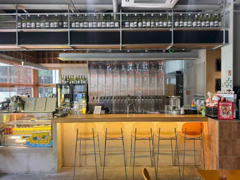 #出海运营秘籍👉@yunying23上海愚园路小酒馆招全职自媒体运营啦！📝简单介绍自己：我们是一家开在上海愚园路的社群小酒馆，主营咖啡、精酿啤酒和葡萄酒