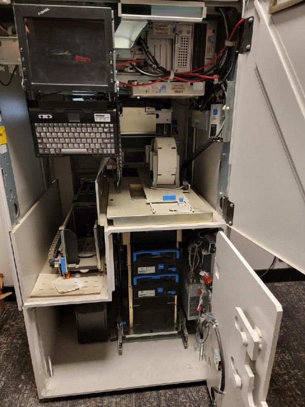 给你看看ATM机内部，网上可以随便搜索一下现在流行打脸要趁早 😂@