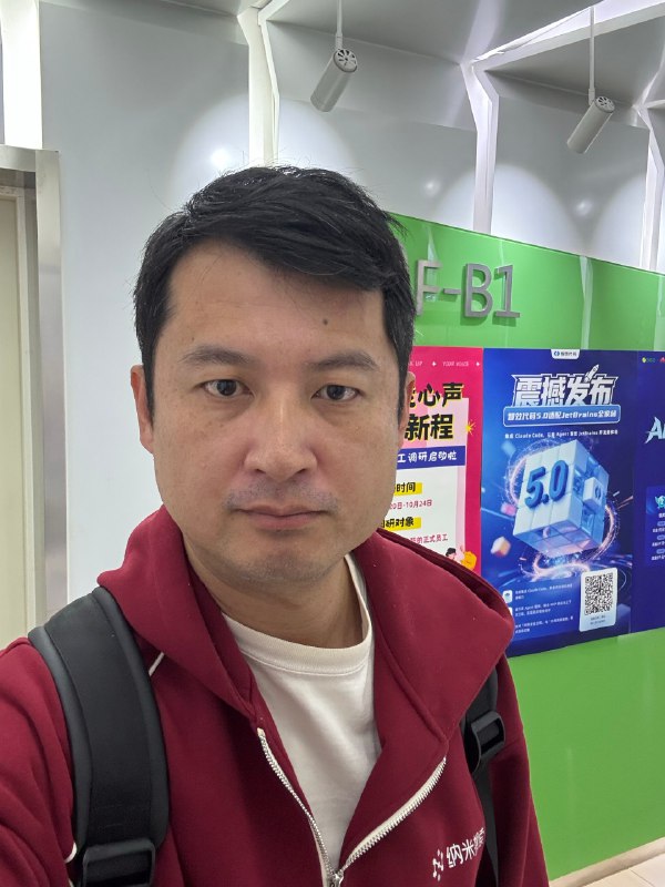 做AI产品顾问的一天早上高强度的在vp办公室讨论产品方案下午在工位搭了一下午n8n6 点下班前终于基本调通赶紧回家7 点要直播🤔