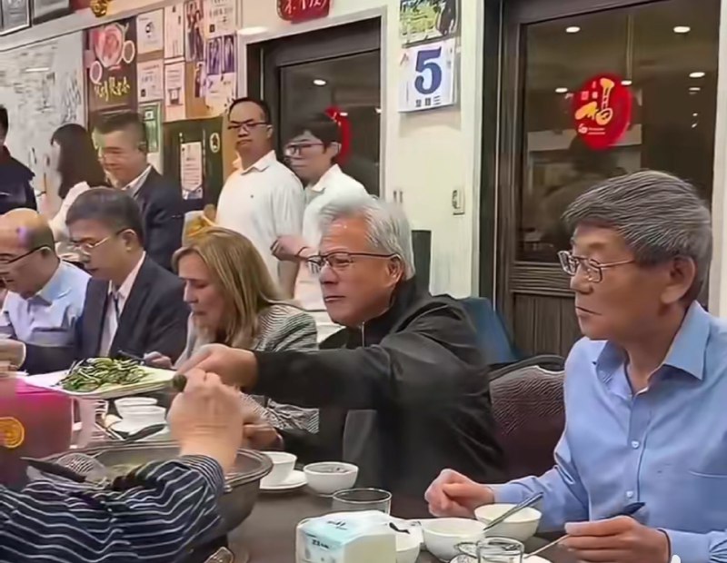 黄仁勋真是入乡随俗，在韩国与三星老板李在镕、现代汽车老板郑义宣一起喝啤酒吃炸鸡，在中国台湾就和台积电CEO魏哲家一起吃牛肉火锅
