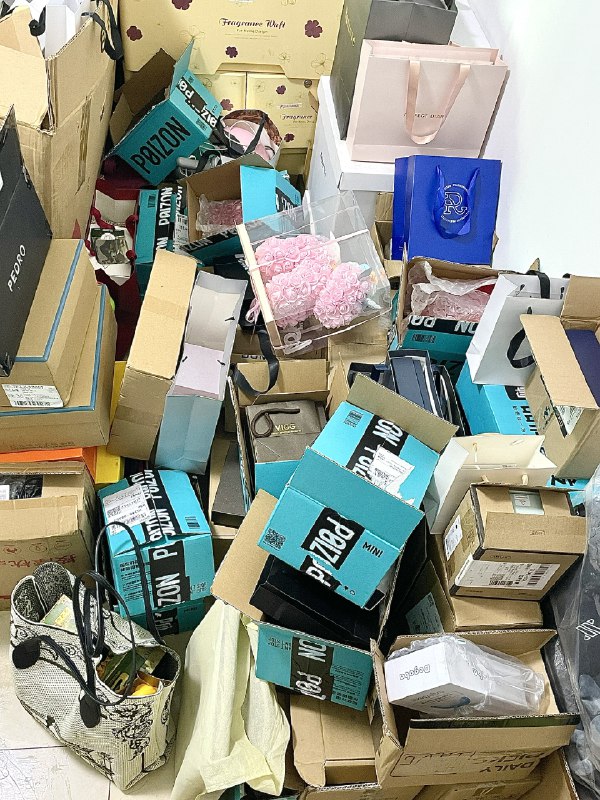 #运营拉老婆做自媒体，一个月干了五位数不开玩笑！女生做自媒体真的比男生做要好太太太多了！！我之前做过穿搭、家居和好物分享，但都是偏向男生，都没有很理想，真的太难了但是女生做账号，可以做穿搭、好物分享、护肤和美妆等方向，即使没什么特长，也可以做女性成长比如最近很多人做的日常vlog，既能直接走商品合作带货，又可以走蒲公英接广，vlog中出现的穿搭、家电、家居用品等等都可以接合作，有露脸的还可以接些护肤和化妆品，真的很香我老婆是做好物分享，平时都是图文和视频开箱，接到很多商单，一个小书房的角落堆满的全是近期合作的产品其实也不用觉得做自媒体很难，分享几个超适合女生做的自媒体赛道：1、家居博主拍摄家里环境，可以拍图文或者vlog可参考定位：租房改造、卧室布置、书桌好物、装修分享、家居好物等2、穿搭博主分享日常穿搭，对镜拍摄或者摆拍服装可参考定位：小个子穿搭、约会穿搭、通勤穿搭3、知识博主分享专业知识、行业干货、读书笔记等干货内容可参考定位：读书博主、个人/女性成长、行业干货等4、好物分享博主分享生活好物类型，图文或者第一视角拍摄开箱视频可参考定位：好物种草分享、好物测评、好物体验等5、美食博主网购零食分享，自制美食分享，可以拍摄图文或者第一视角视频可参考定位：零食分享、零食测评、美食自制、跟着博主做美食等6、美妆博主众所周知美妆赛道卷到不行，所以正常方式做美妆博主已经很难吸引用户注意了，但是吸粉赛道依然有机会可参考定位：口红试色、反差化妆、美甲分享#运营拉老婆做自媒体，一个月干了五位数不开玩笑！女生做自媒体真的比男生做要好太太太多了！！我之前做过穿搭、家居和好物分享，但都是偏向男生，都没有很理想，真的太难了但是女生做账号，可以做穿搭、好物分享、护肤和美妆等方向，即使没什么特长，也可以做女性成长比如最近很多人做的日常vlog，既能直接走商品合作带货，又可以走蒲公英接广，vlog中出现的穿搭、家电、家居用品等等都可以接合作，有露脸的还可以接些护肤和化妆品，真的很香我老婆是做好物分享，平时都是图文和视频开箱，接到很多商单，一个小书房的角落堆满的全是近期合作的产品其实也不用觉得做自媒体很难，分享几个超适合女生做的自媒体赛道：1、家居博主拍摄家里环境，可以拍图文或者vlog可参考定位：租房改造、卧室布置、书桌好物、装修分享、家居好物等2、穿搭博主分享日常穿搭，对镜拍摄或者摆拍服装可参考定位：小个子穿搭、约会穿搭、通勤穿搭3、知识博主分享专业知识、行业干货、读书笔记等干货内容可参考定位：读书博主、个人/女性成长、行业干货等4、好物分享博主分享生活好物类型，图文或者第一视角拍摄开箱视频可参考定位：好物种草分享、好物测评、好物体验等5、美食博主网购零食分享，自制美食分享，可以拍摄图文或者第一视角视频可参考定位：零食分享、零食测评、美食自制、跟着博主做美食等6、美妆博主众所周知美妆赛道卷到不行，所以正常方式做美妆博主已经很难吸引用户注意了，但是吸粉赛道依然有机会可参考定位：口红试色、反差化妆、美甲分享