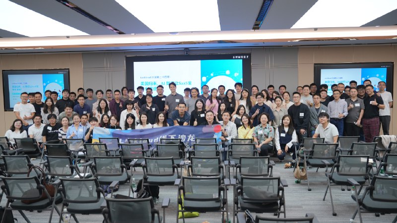🗣️Linkloud 深圳沙龙炸场了，到最后一天上午还有同学申请，特别感谢明源云提供的绝对是至今最棒的场地之一（场地环境也卷起来了！），满满当当塞满了将近百人！！🦾按照惯例钱老师开场分享了我们这一个月在硅谷回来，写下万字见闻后到底在 AI 和 SaaS 之间什么是我们看到“work”，什么“doesn't work”,什么公司被Jensen 称为现在企业服务的操作系统，哪家公司从赛道第二逆袭成为第一，甚至把第一名“逼至”转型？🦻🏻第二场来自 ex Creatify.ai，快手海外的 Elaine，我一直说今年更多的无论 SaaS 还是 AI 的产品增长越发分散在全球，日韩、南美、欧洲，东南亚，Elaine 的分享真是为我们解开了南美的面纱，而且一切都需要数据驱动！😏Panel 感觉是今年互动最“猛烈”的讨论，因为三位嘉宾真是绝对敞开心扉，娓娓道来：1️⃣ 作为正规 To B 企业服务产品如何在先进市场打开切口，为什么东南亚里面马来西亚有所突破，为什么看完美国市场反而对日本更有所期？2️⃣AI 营销类产品层出不穷，到底应该在 PMF 过程中关注哪些隐型和显性指标？3️⃣ 增长里面为什么 SEO 是最最重要的手段而且哪怕做到千万美金 ARR，嘉宾仍说还不够！！这点得到了全程观众的认可，我们做了两期 SEO 为核心的 Workshop 也觉得还不够！最后，今年特别有惊喜的地方是，在统计完观众代表公司出海阶段数据后，我们发现收入突破 1M 美金的占比超过 ❗️30%❗️我才不会说超过 10M 的比例有多高（我所知道大湾区最棒的出海 SaaS 公司创始人都来了❗️❗️❗️）看着这些比例一点点提升，而我们有幸见证，而且还能陪伴和赋能大家一点点找到 PMF，提升增长，助力落地