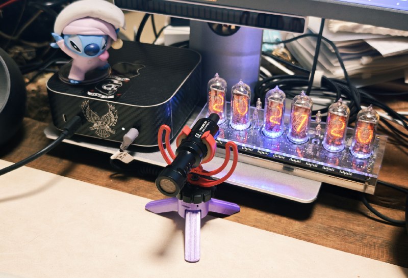 好好好，为了氛围编程，拿麦克风插上了其实试了3.5的耳机扔桌子上，用豆包的语音输入法完全可以的以及小红书上让你买大疆麦克风的都扯淡，不如一个10块钱的麦克风来的省事