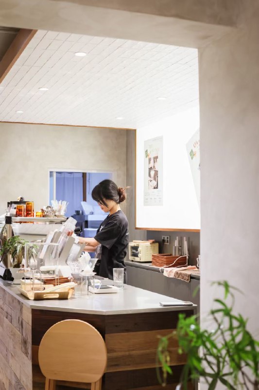 #自媒体运营频道 #@yunying23前几天在南京的咖啡店里，和店长聊起来，咖啡店应该怎么做小红书？因为自己在做自媒体，日常也会观察很多案例，我深知自媒体是能打穿线上线下、把一个好店铺的流量盘活的