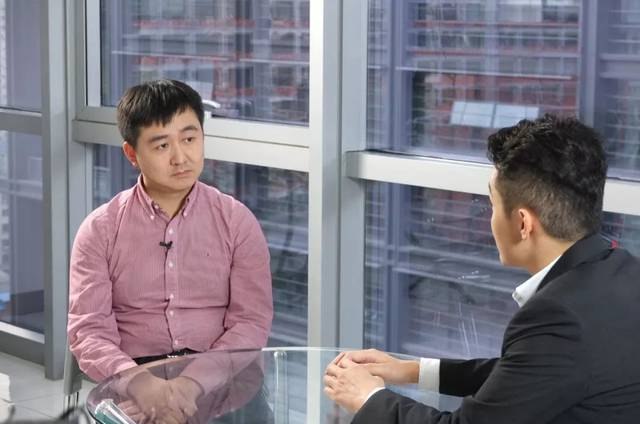 当年王小川在节目里看孙宇晨一脸不屑，因为那时他的地位与身价都高太多，自以为站在“正确的世界”