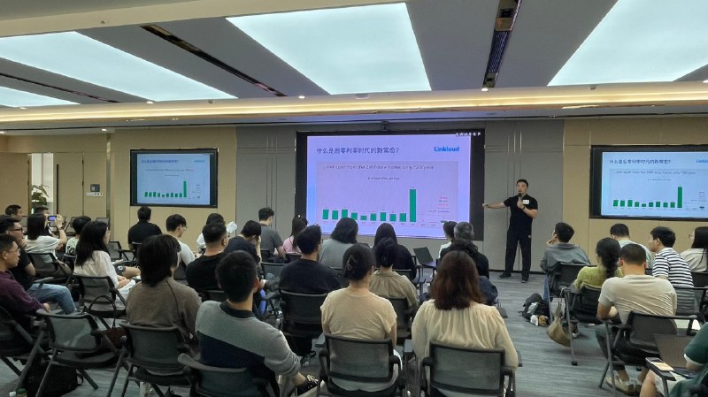 🗣️Linkloud 深圳沙龙炸场了，到最后一天上午还有同学申请，特别感谢明源云提供的绝对是至今最棒的场地之一（场地环境也卷起来了！），满满当当塞满了将近百人！！🦾按照惯例钱老师开场分享了我们这一个月在硅谷回来，写下万字见闻后到底在 AI 和 SaaS 之间什么是我们看到“work”，什么“doesn't work”,什么公司被Jensen 称为现在企业服务的操作系统，哪家公司从赛道第二逆袭成为第一，甚至把第一名“逼至”转型？🦻🏻第二场来自 ex Creatify.ai，快手海外的 Elaine，我一直说今年更多的无论 SaaS 还是 AI 的产品增长越发分散在全球，日韩、南美、欧洲，东南亚，Elaine 的分享真是为我们解开了南美的面纱，而且一切都需要数据驱动！😏Panel 感觉是今年互动最“猛烈”的讨论，因为三位嘉宾真是绝对敞开心扉，娓娓道来：1️⃣ 作为正规 To B 企业服务产品如何在先进市场打开切口，为什么东南亚里面马来西亚有所突破，为什么看完美国市场反而对日本更有所期？2️⃣AI 营销类产品层出不穷，到底应该在 PMF 过程中关注哪些隐型和显性指标？3️⃣ 增长里面为什么 SEO 是最最重要的手段而且哪怕做到千万美金 ARR，嘉宾仍说还不够！！这点得到了全程观众的认可，我们做了两期 SEO 为核心的 Workshop 也觉得还不够！最后，今年特别有惊喜的地方是，在统计完观众代表公司出海阶段数据后，我们发现收入突破 1M 美金的占比超过 ❗️30%❗️我才不会说超过 10M 的比例有多高（我所知道大湾区最棒的出海 SaaS 公司创始人都来了❗️❗️❗️）看着这些比例一点点提升，而我们有幸见证，而且还能陪伴和赋能大家一点点找到 PMF，提升增长，助力落地