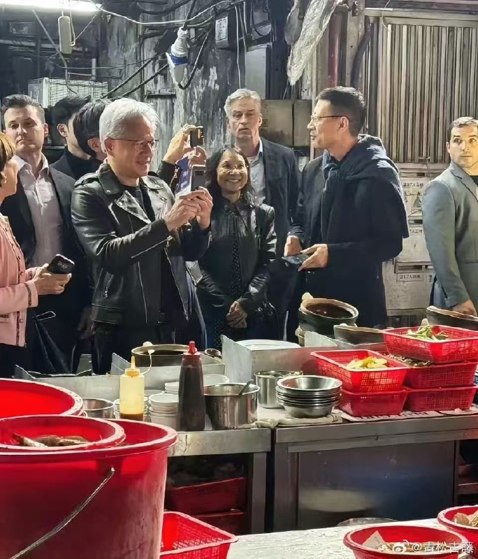 大佬也逛路边摊，黄仁勋、沈南鹏逛街