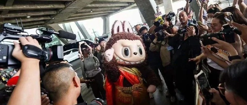 揭秘泡泡玛特，106个海外门店何以贡献45%收入万圣节🎃的时候，想起巫师labubu ，想着狗泡的《梦想家园》手游基本已经跪了，看看狗泡的股价什么情况，一看，没想到翻身了，今年一路狂飙，看了眼，全靠海外拉动，泰国拉着 Lisa 一波波狂欢乱炸的宣传，火了，🐂啊又有点兴趣追踪下了，看看这海外的风能吹多久