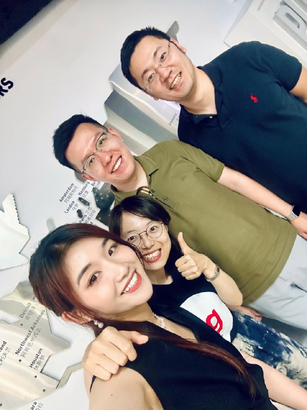 🎉🔥昨天OnBoard! X Startupgrind 合作的活动，关乎具身智能的panel discussion 真的超乎意外的精彩！🤖从灵巧手的硬件和软件设计，到通用模型与cross embodiment 的争议，从数据采集到模拟器的关键技术，到之前都没想过的客户落地场景，两位嘉宾的不同视角让我差点忍不住要做成2小时播客😅🪻小惊喜是收到了一位蓝裙子和蓝头巾的女生送我的蓝色绣球花🍶大惊喜是晚上跟几位机器人、AI、硬科技的同学一直喝小酒聊到半夜，从类脑计算到数学与物理极限，从核聚变到模型的意识，一桌火象和风象碰撞的天马行空和热闹搞笑简直所向披靡