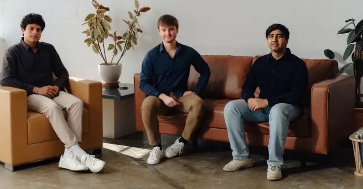 【三人刷新全球最年轻亿万富豪纪录，22岁辍学创业者缔造AI独角兽】AI招聘初创公司Mercor估值跃升至100亿美元，三位年仅22岁的创始人成为史上最年轻白手起家科技亿万富豪，将23岁跻身富豪行列的马克·扎克伯格甩在身后￼￼￼