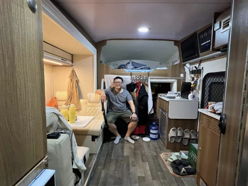 #程序员最近房车环游山东，主要目的就是测试下能否适应房车的生活，能适应就开始程序员环游中国行，最近感觉良好，比网上说的体验好多了0. 房车情况，五十铃700P轻卡底盘，长度5.99，高度3.3米，C1蓝本，小客车，节假日也是高速免费，自动挡，测拓打开后空间还不错1. 娃，娃安全座椅，我觉得房车最大的优势就是可以带五个月大的娃出行，他如果拉了可以随时给他洗屁股，闹了随时驻车喂他+睡觉，完全不怕堵车2. 驻车，可能是山东比较好客，我感觉哪里都可以驻车过夜，旅游景点，博物馆，烧烤城停车场，都可以过夜，还安全3. 用水，水管直接厕所补水+水袋够用，饮用水超市买大桶水，灰水箱不定期排驻车地草坪即可，黑水箱用降解剂倒公厕，也没啥异味4. 用电，车上10度电基本够用2~3天，行车发电+太阳能还不错，很多停车场都有充电桩，一个转接头解决，非常方便5. 睡觉，都是家里用的四件套，和睡家里区别不大，隔音也不错，很舒服6. 吃饭，小米电磁炉+电饭锅+卡式炉（便携气罐）+当地美食完全够用，吃的很舒服7. 办公，卡座写代码，华为移动wifi+物联网卡完全够用，直播都不卡淄博，潍坊，烟台，威海，青岛，玩一圈回北京补充物资，继续出发