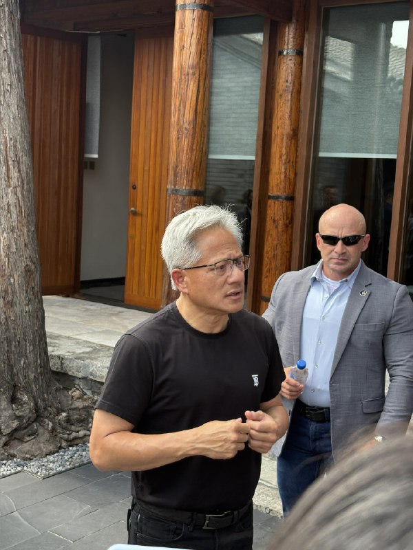 结束采访了，差不多两个小时，讲了很多中美，ai发展，各种各样的问题都回答了