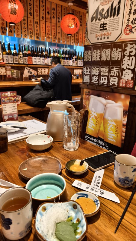 跟朋友吃饭，她老公在tiktok电商当小二，说有个现象:其实tiktok现在很多商家都不赚钱，但还是愿意在tiktok上投入