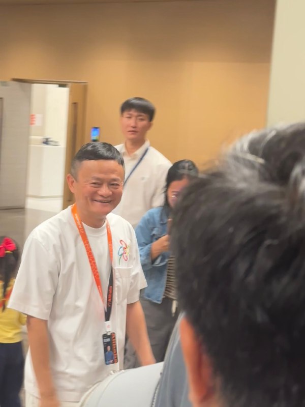 马老师还是富态了不少，露出满意的笑容😊