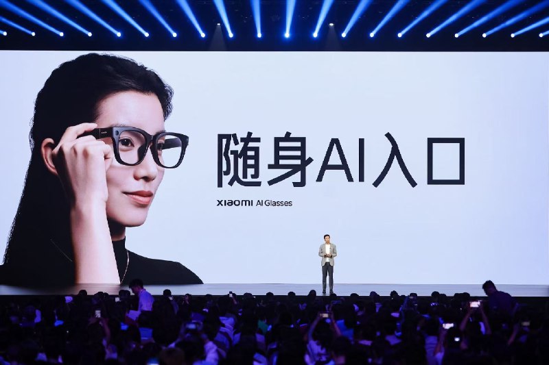 妈耶，小米AI眼镜绝了在各种路透里，我们只知道它也是第一人称相机，能沉浸式拍摄；更是开放式耳机，全天佩戴舒适聆听，还是随身AI入口，一句话完成百科问答、扫码支付，全面解放双手