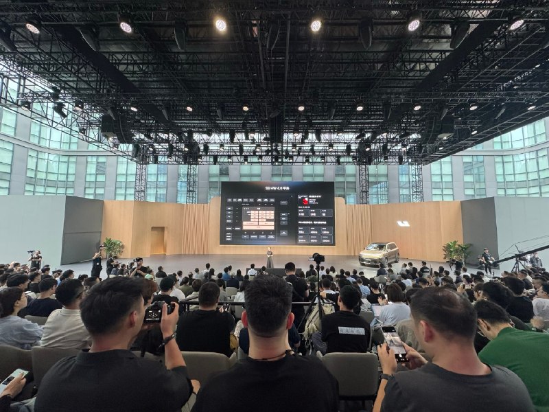 第一次参加车企的发布会结束后和理想汽车高级副总裁范皓宇面基真的是我特别喜欢的一枚古典产品经理我问他做Agent最难的是什么他说找用户场景听他特别激情澎湃的介绍探索的经验我自己都兴奋了起来最近在想我特么天天做的都是什么毛线内容哦准备好好调整了！对了，偶遇大聪明一起吐槽了些很好玩的事情😄第一次参加车企的发布会结束后和理想汽车高级副总裁范皓宇面基真的是我特别喜欢的一枚古典产品经理我问他做Agent最难的是什么他说找用户场景听他特别激情澎湃的介绍探索的经验我自己都兴奋了起来最近在想我特么天天做的都是什么毛线内容哦准备好好调整了！对了，偶遇大聪明一起吐槽了些很好玩的事情😄