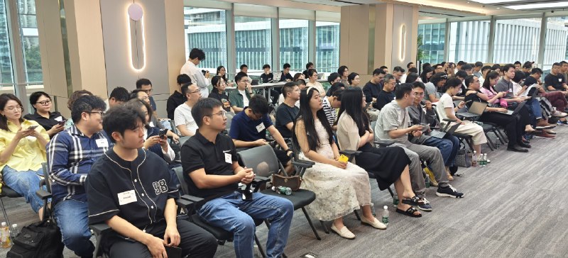 🗣️Linkloud 深圳沙龙炸场了，到最后一天上午还有同学申请，特别感谢明源云提供的绝对是至今最棒的场地之一（场地环境也卷起来了！），满满当当塞满了将近百人！！🦾按照惯例钱老师开场分享了我们这一个月在硅谷回来，写下万字见闻后到底在 AI 和 SaaS 之间什么是我们看到“work”，什么“doesn't work”,什么公司被Jensen 称为现在企业服务的操作系统，哪家公司从赛道第二逆袭成为第一，甚至把第一名“逼至”转型？🦻🏻第二场来自 ex Creatify.ai，快手海外的 Elaine，我一直说今年更多的无论 SaaS 还是 AI 的产品增长越发分散在全球，日韩、南美、欧洲，东南亚，Elaine 的分享真是为我们解开了南美的面纱，而且一切都需要数据驱动！😏Panel 感觉是今年互动最“猛烈”的讨论，因为三位嘉宾真是绝对敞开心扉，娓娓道来：1️⃣ 作为正规 To B 企业服务产品如何在先进市场打开切口，为什么东南亚里面马来西亚有所突破，为什么看完美国市场反而对日本更有所期？2️⃣AI 营销类产品层出不穷，到底应该在 PMF 过程中关注哪些隐型和显性指标？3️⃣ 增长里面为什么 SEO 是最最重要的手段而且哪怕做到千万美金 ARR，嘉宾仍说还不够！！这点得到了全程观众的认可，我们做了两期 SEO 为核心的 Workshop 也觉得还不够！最后，今年特别有惊喜的地方是，在统计完观众代表公司出海阶段数据后，我们发现收入突破 1M 美金的占比超过 ❗️30%❗️我才不会说超过 10M 的比例有多高（我所知道大湾区最棒的出海 SaaS 公司创始人都来了❗️❗️❗️）看着这些比例一点点提升，而我们有幸见证，而且还能陪伴和赋能大家一点点找到 PMF，提升增长，助力落地