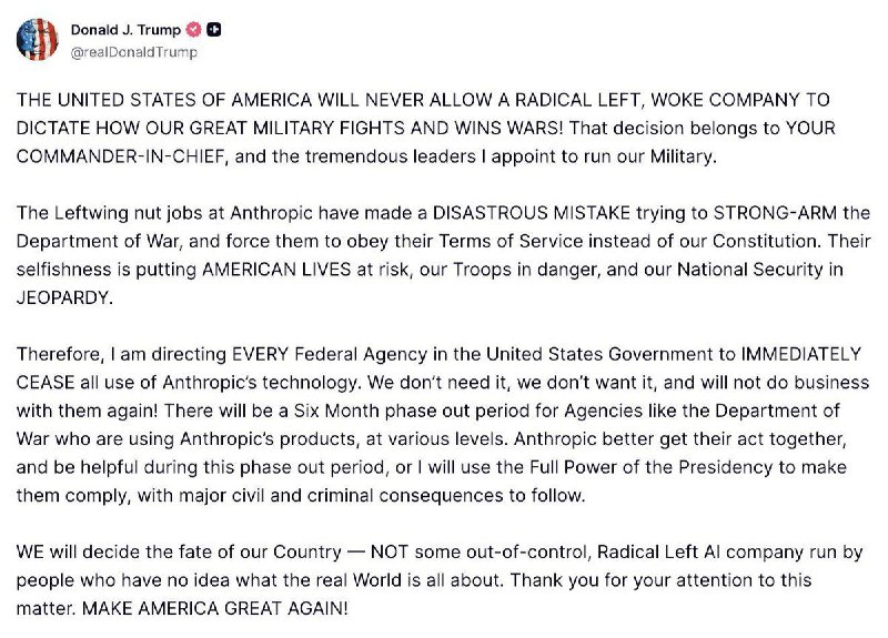 在赛博朋克的构想中，世界是被大型科技公司主导的，而不是国家政府