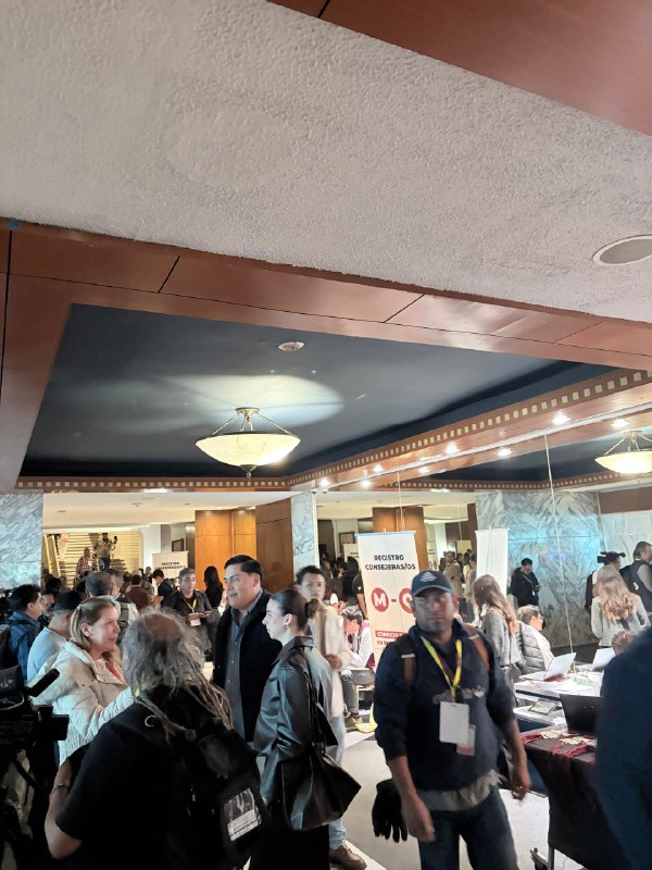 woc 酒店二楼在开墨西哥执政党全国高层会议？？？这怎么我随随便便就能走进去的…还能扫码进群？？？妈呀 我是去找厕所用的，还不小心把一个正在上厕所的大叔的厕所门打开了，别是啥政党高级议员吧…woc 酒店二楼在开墨西哥执政党全国高层会议？？？这怎么我随随便便就能走进去的…还能扫码进群？？？妈呀 我是去找厕所用的，还不小心把一个正在上厕所的大叔的厕所门打开了，别是啥政党高级议员吧…