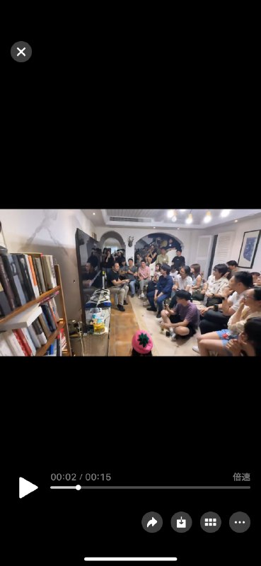 正在听陶芳波的新产品 Second Me 的发布会，上来他就用了自己的「分身」开场