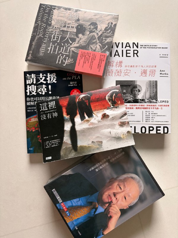 前些天去台北溜达，返程行李中绝大多数重量是逛几家诚品时顺手带的书，上午翻出几本这个月打算看的