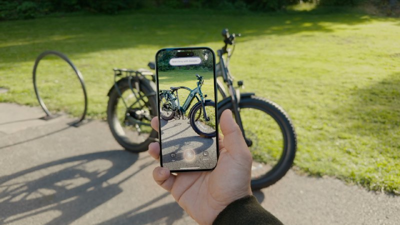 这次发布活动最大的亮点是支持Visual Search（苹果称作Visual Intelligence）的Camera Control实体按钮，意义深远：「视觉交互」的全局入口，跟「自然语言交互」的全局入口一样，以专用实体按钮的形式从此在最顶层并列视觉交互的本质是能输入现实世界信息（XR的核心之一）