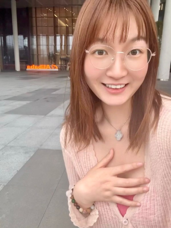 总结一下我超级幸运的上半年吧！1.工作上 实现了自己的人生想要之一，做了自己热爱的体育户外的运营er，把喜欢的户外运动推广到目前也有千万的阅读，百万的销量自己的个人IP恢复了更新，之前一直很犹豫小红书做什么内容，现在还是继续，传递作为一个普通人如何提升、做决定、做重大改变的方法，以及开始做自己女性账号的第一步了
