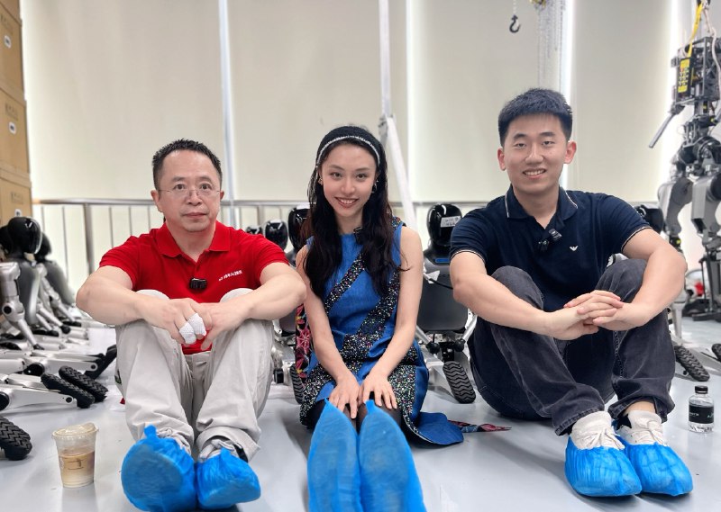 有幸能与周鸿祎&姜哲源一起录《赛博对话》，图一是周总团队拍的，图二是姜总团队拍的，难怪周总说姜总的松岩动力啥都好，就是不太懂包装😂 成片8月初播出，敬请期待❤️有幸能与周鸿祎&姜哲源一起录《赛博对话》，图一是周总团队拍的，图二是姜总团队拍的，难怪周总说姜总的松岩动力啥都好，就是不太懂包装😂 成片8月初播出，敬请期待❤️