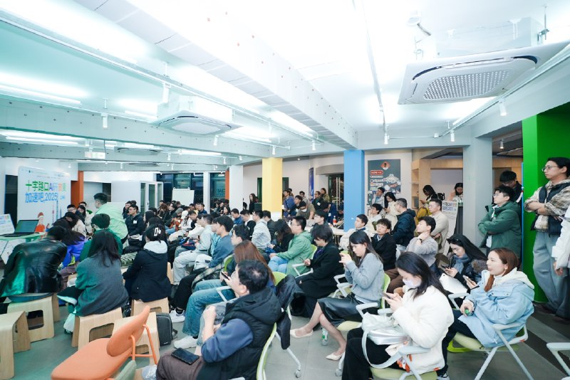 十字路口·AI开放麦，年底再全国巡回一圈后，今天回到上海