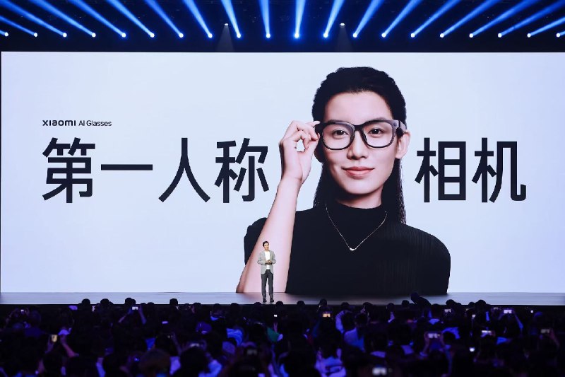 妈耶，小米AI眼镜绝了在各种路透里，我们只知道它也是第一人称相机，能沉浸式拍摄；更是开放式耳机，全天佩戴舒适聆听，还是随身AI入口，一句话完成百科问答、扫码支付，全面解放双手