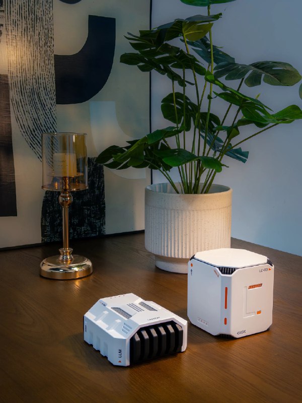 🔥《懒猫微服新品发布啦，7盘全固态，最高支持96TB》🚀为了感谢推特大佬们一直以来对我们的支持，我们9月28~9月30日连抽三天奖品，提前祝大佬们国庆快乐，旅游开森！活动奖品总价值超17000元，包含：1.9月28日20:00：三等奖，【懒猫微服科幻星舰包装】*10份，价值2000元2.9月29日20:00：二等奖，【懒猫微服科幻星舰包装 + 懒猫2025年第三款硬件一台】*10份（神秘新品需耐心等待哦），价值10000元3. 9月30日20:00：一等奖，【懒猫微服新款7盘全固态】*1份，价值4999元抽奖方式：本次抽奖依据名单统计，使用抽奖工具开奖，公平公正，结果第一时间公布在微信群