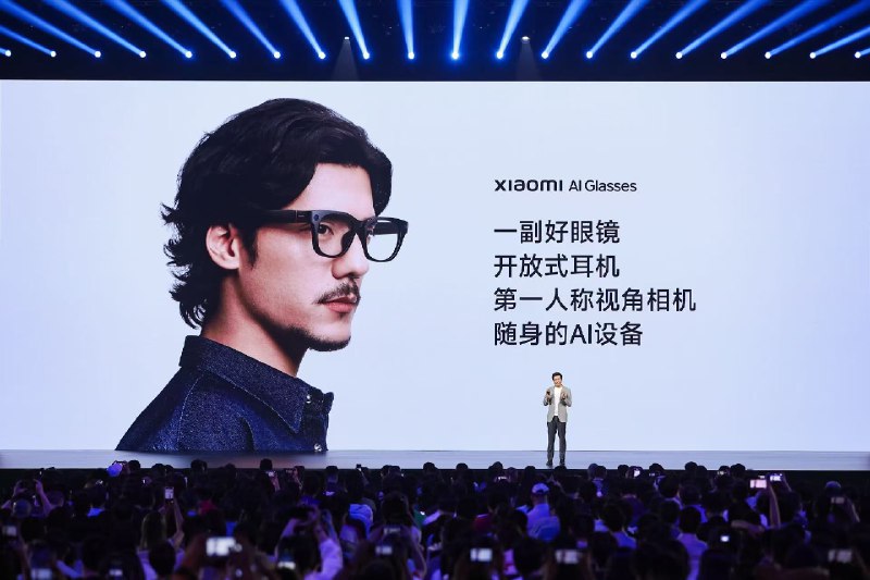妈耶，小米AI眼镜绝了在各种路透里，我们只知道它也是第一人称相机，能沉浸式拍摄；更是开放式耳机，全天佩戴舒适聆听，还是随身AI入口，一句话完成百科问答、扫码支付，全面解放双手