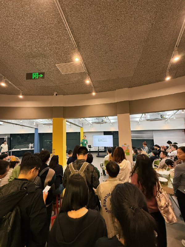 谢谢小红书，AI Hacker House，很惭愧没近一年都没做什么开发工作也能来混一混，倒是碰到不少开发者朋友订阅了我的《小红书运营手册》