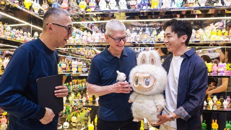 10月13日下午，苹果公司CEO蒂姆·库克现身上海泡泡玛特THE MONSTERS十周年巡展，泡泡玛特CEO王宁亲自接待，并向库克赠送了LABUBU的大首领ZIMOMO玩偶作为礼物